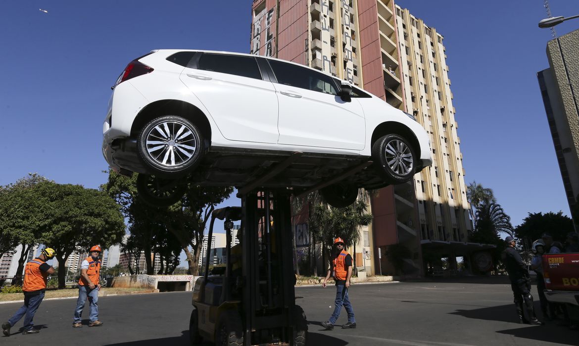 Brasília - Detran retira carros estacionados próximos ao Hotel Torre Palace ocupado pelo Movimento Resistência Popular para evitar danos aos proprietários (Elza Fiúza/Agência Brasil)