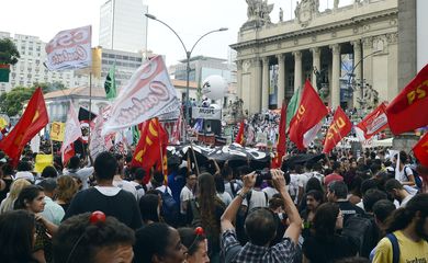 Rio de Janeiro - Professores da rede estadual, estudantes secundaristas e Movimento Unificado dos Servidores Públicos Estaduais protestam contra medidas do governo estadual  (Fernando Frazão/Agência Brasil)