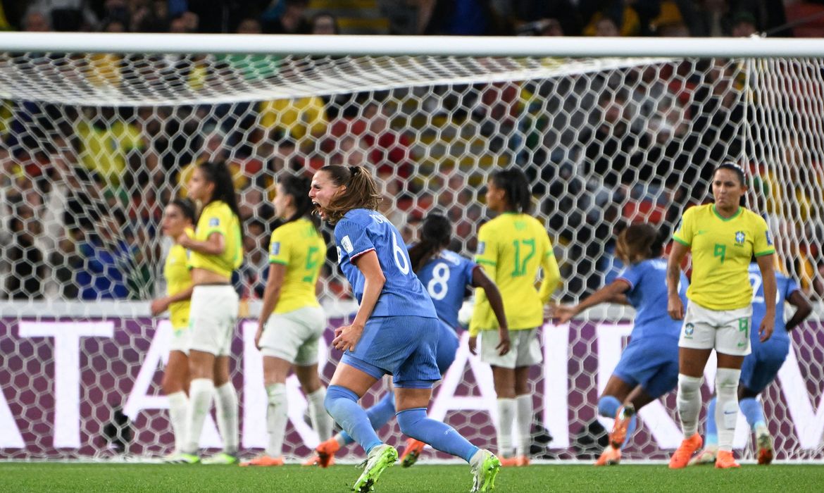 França vence o Brasil por 2 a 1 e assume a liderança do grupo F