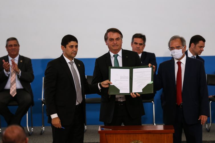 The minister of the Federal Comptroller General (CGU), Wagner Rosário, the president of the Republic, Jair Bolsonaro, and the minister of the economy, Paulo Guedes, participate in an event allusive to the International Day Against Corruption, at Palácio do Planalto
