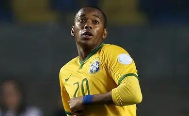 Caso Robinho - Pela decisão do STJ Robinho pode ser preso a qualquer momento para que cumpra pena na unidade prisional mais próxima de sua residência, em Santos (SP).  Ex-atacante Robinho durante partida da seleção brasileira. 27/06/2015. REUTERS/Andres Stapff