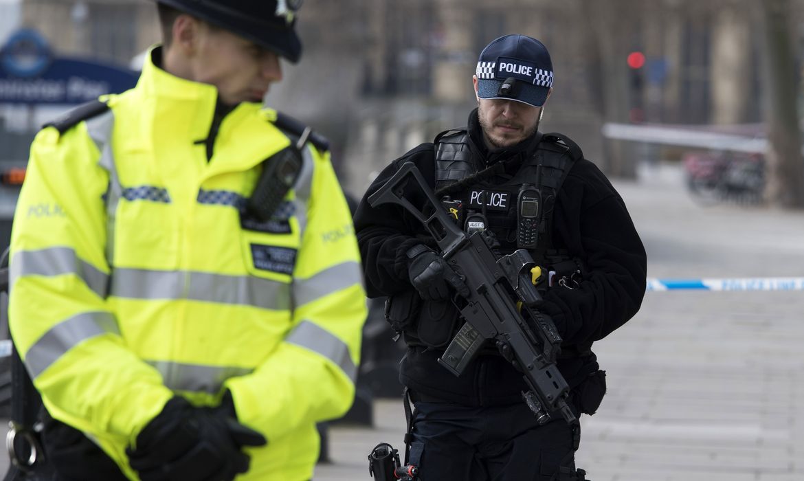 Londres - Polícia britânica vigia a Whitehall, rua que abriga as mais importantes instituições do País, em Westminster, no centro de Londres