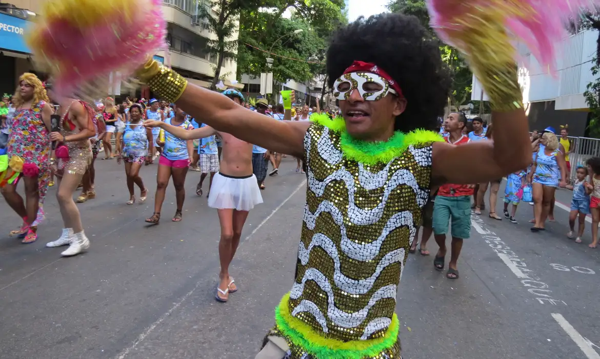 Rio de Janeiro - Blocos de rua tradicionais, como Cacique de Ramos e Bafo da Onça, entre outros, desfilam pelo centro do Rio (Vladimir Platonow/Agência Brasil)