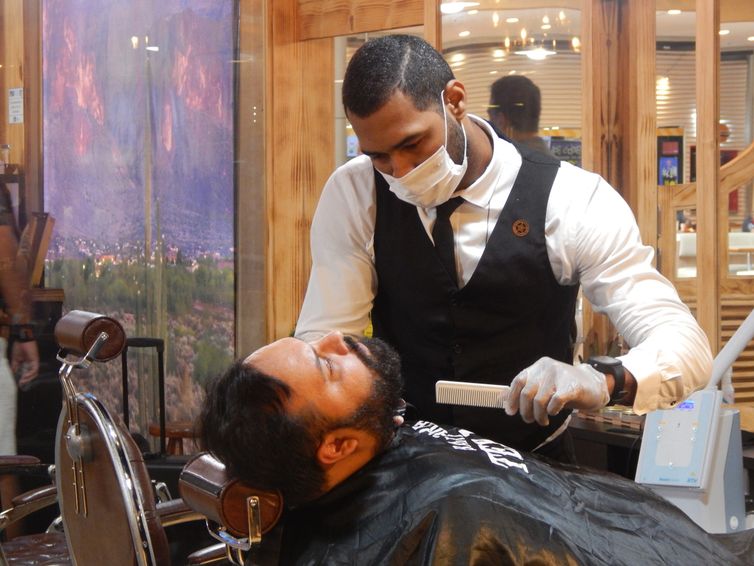 No Programa Especial sobre profissões, nossa equipe acompanha um dia de trabalho do barbeiro Arthur de Souza