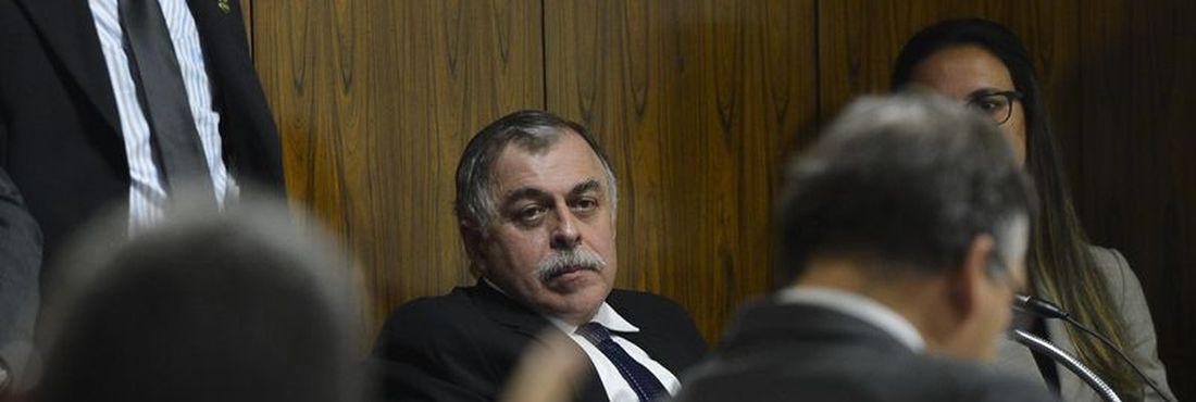 Ex-diretor da Petrobras, Paulo Roberto Costa fica em silêncio em depoimento na CPMI
