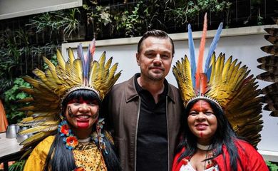 O ator Leonardo DiCaprio (c) posa para fotografia ao lado da ministra dos povos indignes, Sonia Guajajara (d) e a deputada, Célia Xakriabá (e) durante evento para apoiar os povos indígenas que lideram a conservação da floresta amazônica. 
Foto: Leo Otero/Twitter/Leonardo DiCaprio