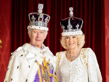 Foto oficial da coroação do Rei Charles III e da Rainha Camilla 