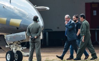 Brasília - O ex-presidente da Câmara dos Deputados, Eduardo Cunha, embarca para Curitiba após ser preso pela Polícia Federal. (Wilson Dias/Agência Brasil)