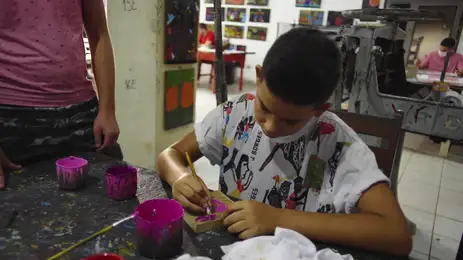 Série "Pequenos Mestres" mostra jovens aprendendo a arte de suas famílias