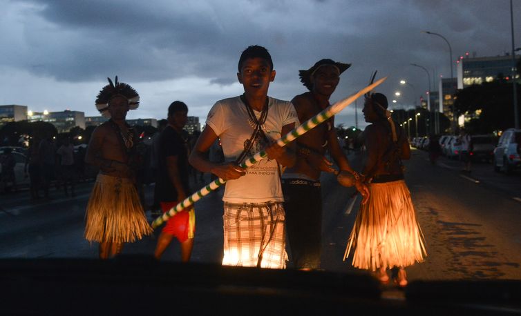 Índios que participam do Acampamento Terra Livre (ATL) fazem manifestação em frente ao STF. O ato tem como objetivo defender o efetivo respeito aos direitos indígenas (José Cruz/Agência Brasil)