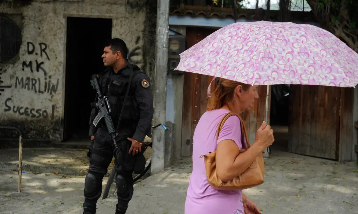 Rio de Janeiro - Polícia Militar ocupa Vila Kennedy, na zona oeste da cidade, para implantação de mais uma Unidade de Polícia Pacificadora(UPP).