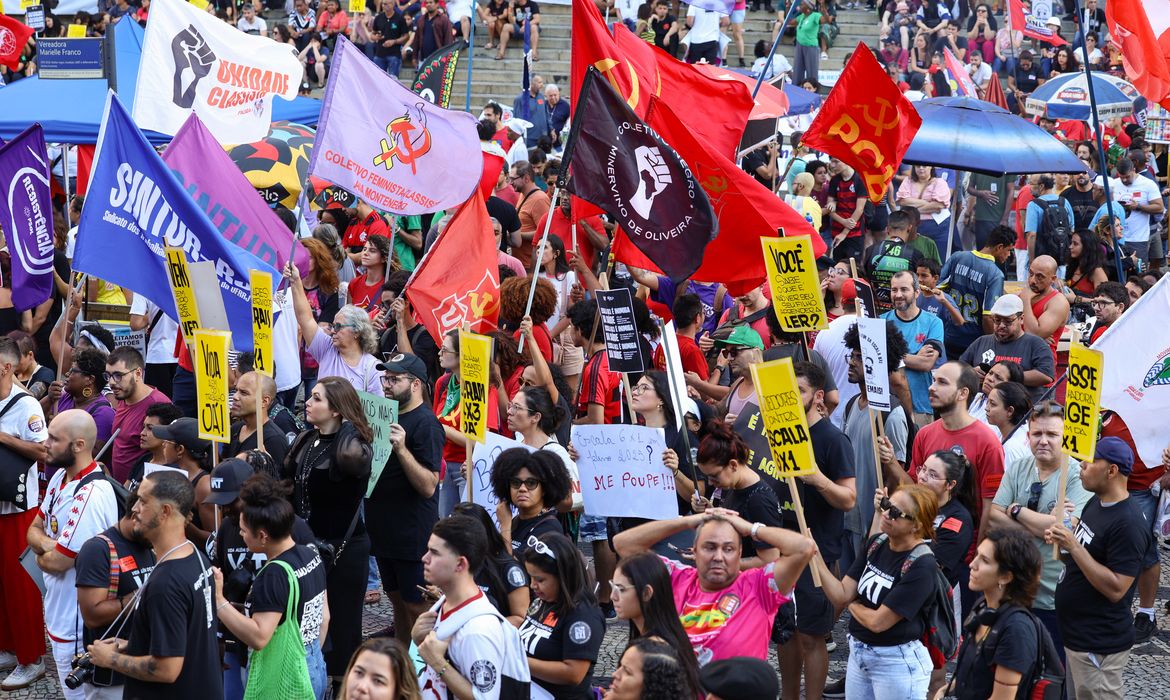 No Rio de Janeiro, manifestantes pedem fim da escala 6x1