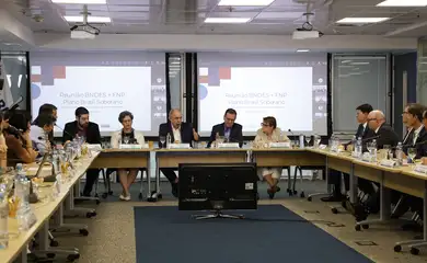 Rio de Janeiro (RJ), 28/08/2025 – O presidente do BNDES, Aluízio Mercadante, recebe o prefeito do Rio, Eduardo Paes, presidente da Frente Nacional de Prefeitas e Prefeitos (FPN), além de prefeitos representantes outros municípios para detalhar as medidas de apoio do Plano Brasil Soberano. Foto: Fernando Frazão/Agência Brasil