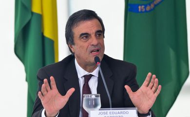 O ministro da Justiça, José Eduardo Cardozo, fala sobre as manifestações contra o governo que tomaram as ruas de cidades do país ontem (15) (Antonio Cruz/Agência Brasil)