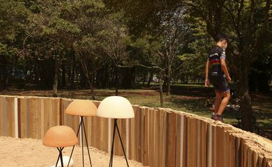 Instalação Teatro parque arqueológico, da artista Camila Sposati, na 10ª Mostra 3M de Arte, no Parque Ibirapuera