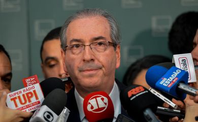 Presidente da Câmara, deputado Eduardo Cunha, fala à imprensa ao chegar para sessão plenária destinada a apreciar e votar proposta que reduz a maioridade penal de 18 para 16 anos (Fabio Rodrigues Pozzebom/Agência Brasil)