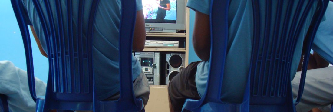 Jovens internos do Centro Socioeducativo Amigoniano (Cesami), no Distrito Federal, assistem ao Caminhos da Reportagem sobre Adolescentes em Conflito com a Lei e falam suas impressões sobre o programa para a equipe da TV Brasil