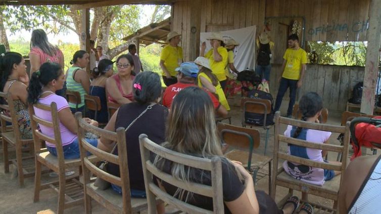 Moradores de assentamento rural em Porto Acre (AC) participam de oficina sobre saúde