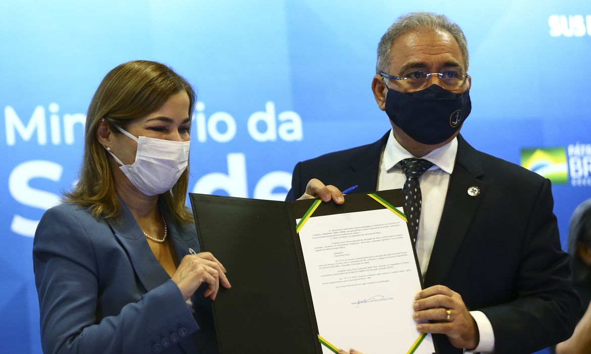 A secretária de gestão do trabalho e da educação na saúde, Mayra Pinheiro,e o ministro da Saúde, Marcelo Queiroga, durante o lançamento do Plano Nacional de Fortalecimento das Residências em Saúde.