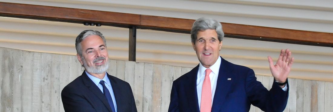 Brasilia - O ministro das Relações Exteriores, Antonio Patriota, recebe o secretário de Estado dos (EUA), John Kerry