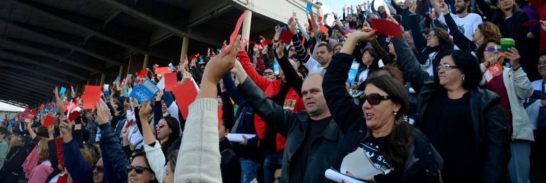 Professores do Paraná em assembleia aprovam continuação da greve