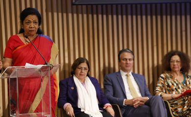 Rio de Janeiro (RJ) 14/11/2024 – A indiana Nandini Azad, representante do Fórum de Mulheres Trabalhadoras, fala na mesa de abertura do G20 Social, no Museu do Amanhã. Foto: Fernando Frazão/Agência Brasil