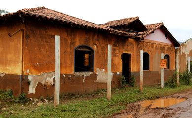 Comunidade de Paracatu de Baixo devastada pela lama