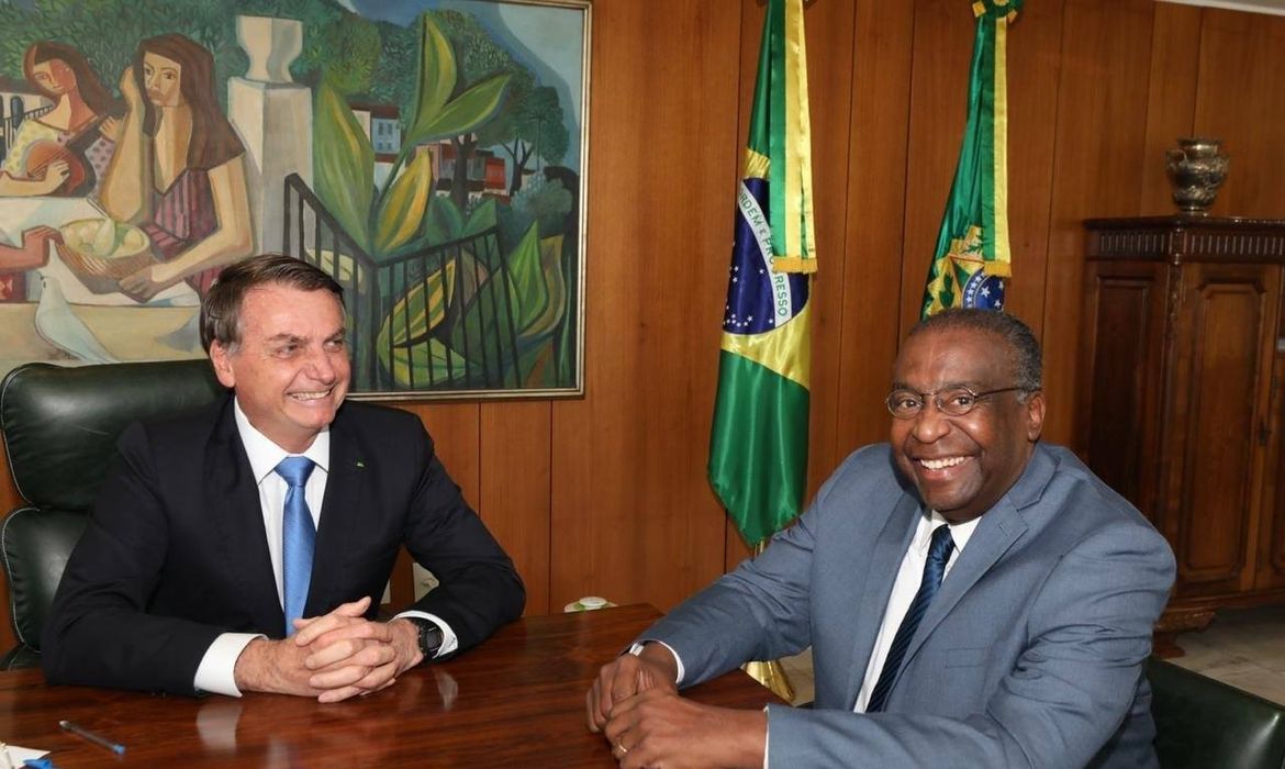 O presidente Jair Bolsonaro,  nomeia o professor, Carlos Alberto Decotelli da Silva para o cargo de Ministro da Educação.