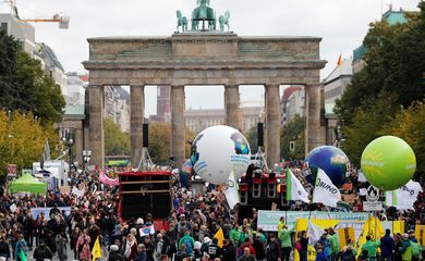 People gather in front of the Brandenburg Gate as they take part in the Global Climate Strike of the movement Fridays for Future, in Berlin, Germany, September 20, 2019. REUTERS/Fabrizio Bensch