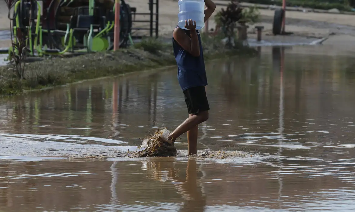 Belford Roxo (RJ) 16/01/2024 – Estragos e prejuízos aos moradores causados pelas chuvas em Belford Roxo, na Baixada Fluminense, que teve diversos pontos de alagamentos com a enchente do rio Botas. Foto: Fernando Frazão/Agência Brasil