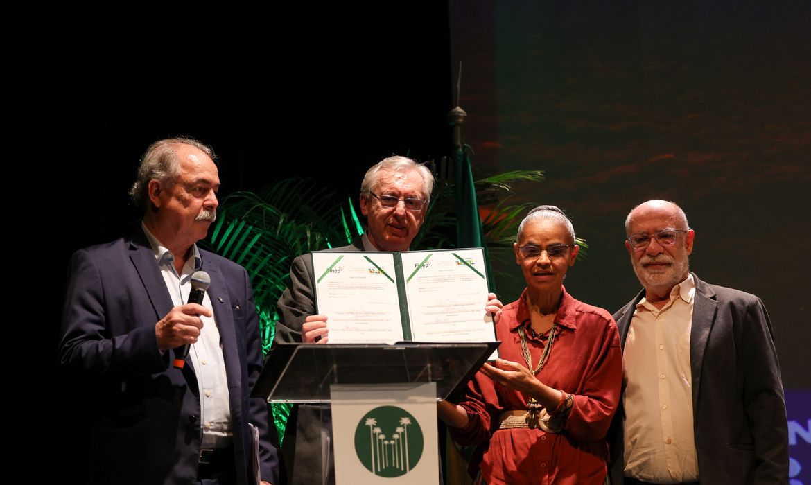 Rio de Janeiro (RJ), 22/05/2025 – O presidente do Banco Nacional de Desenvolvimento Econômico e Social (BNDES), Aloizio Mercadante, o presidente da Financiadora de Estudos e Projetos (FINEP), Celso Pansera, a ministra do Meio Ambiente e Mudança do Clima, Marina Silva e o presidente do Jardim Botânico do Rio de Janeiro, Sergio Besserman Vianna durante celebração do Dia Internacional da Biodiversidade, no Jardim Botânico do Rio de Janeiro, na zona sul da capital fluminense. Foto: Tomaz Silva/Agência Brasil