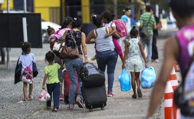 Imigrantes venezuelanos cruzam a fronteira com o Brasil.