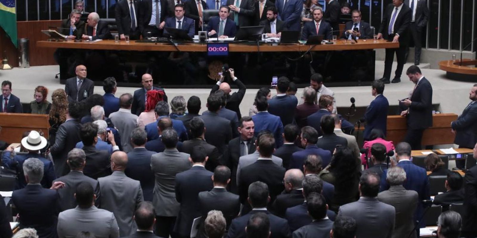 Câmara rejeita cassação de Carla Zambelli e suspende Glauber Braga