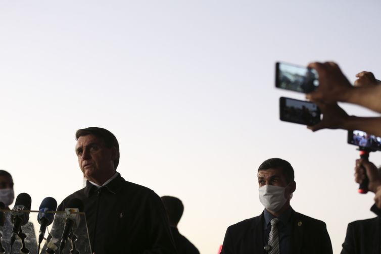 Marcello Casal JrAgência Brasil O presidente Jair Bolsonaro, cumprimenta populares e fala à imprensa no Palácio da Alvorada