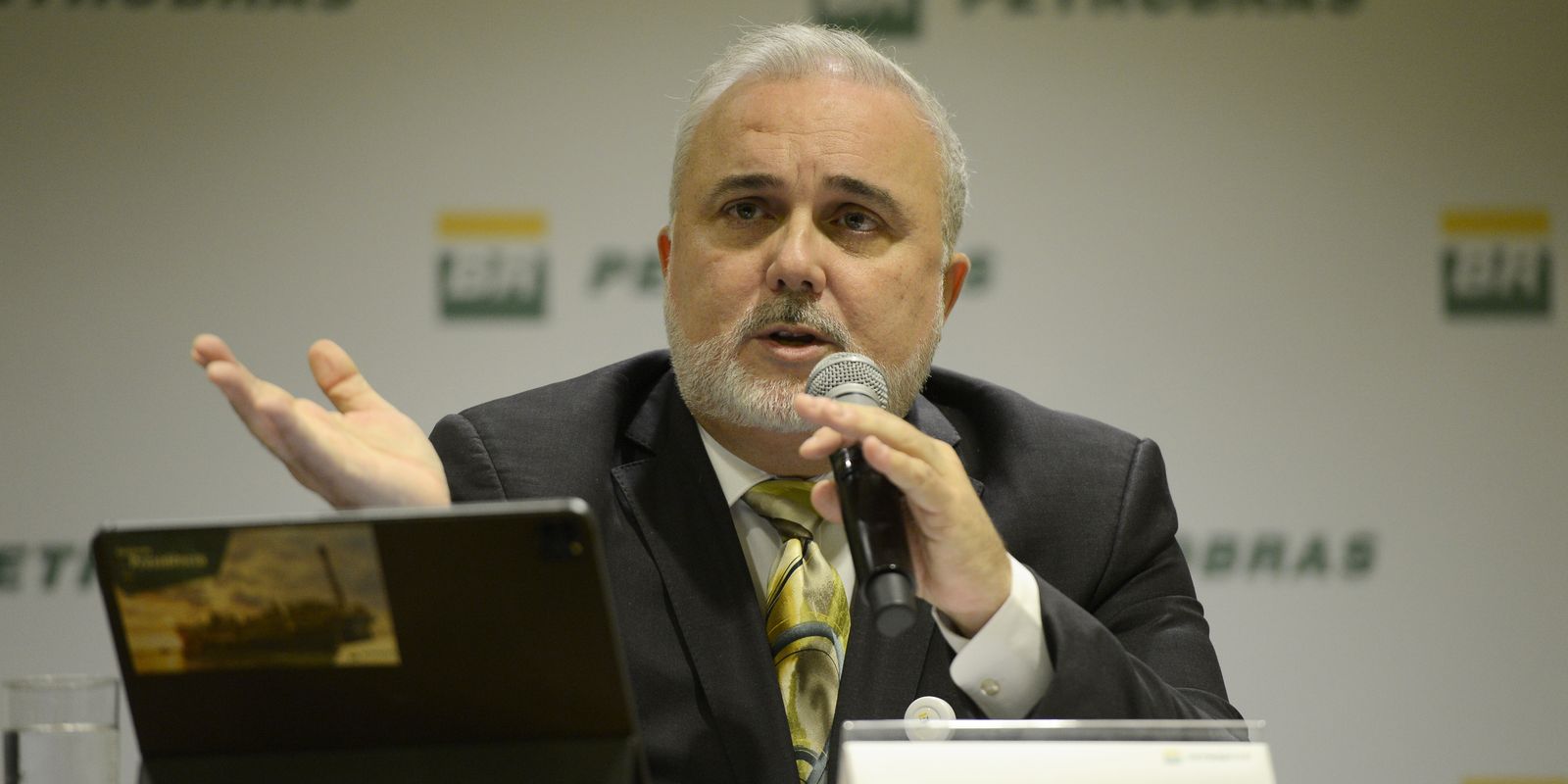 Prates descarta manter atual política de preços da Petrobras