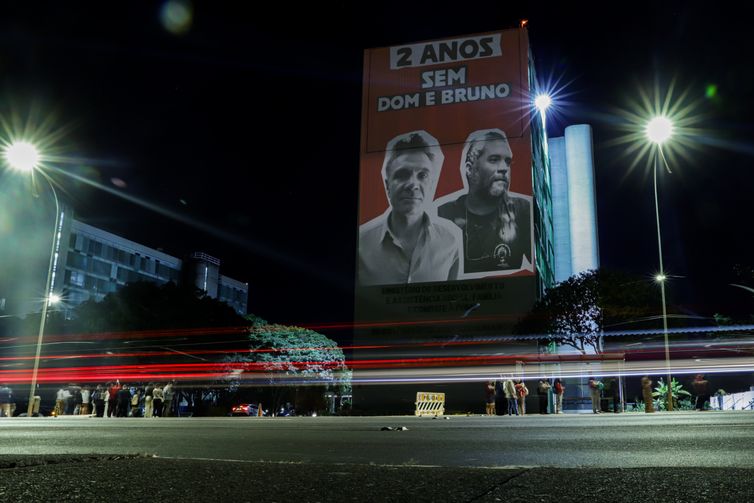 Brasília (DF) 05/06/2024 - Em memoraria aos dois anos da morte do indigenista Bruno Pereira e do jornalista Dom Phillips, imagens são projetadas na parede do ministério dos Direitos Humanos
Foto: Joédson Alves/Agência Brasil