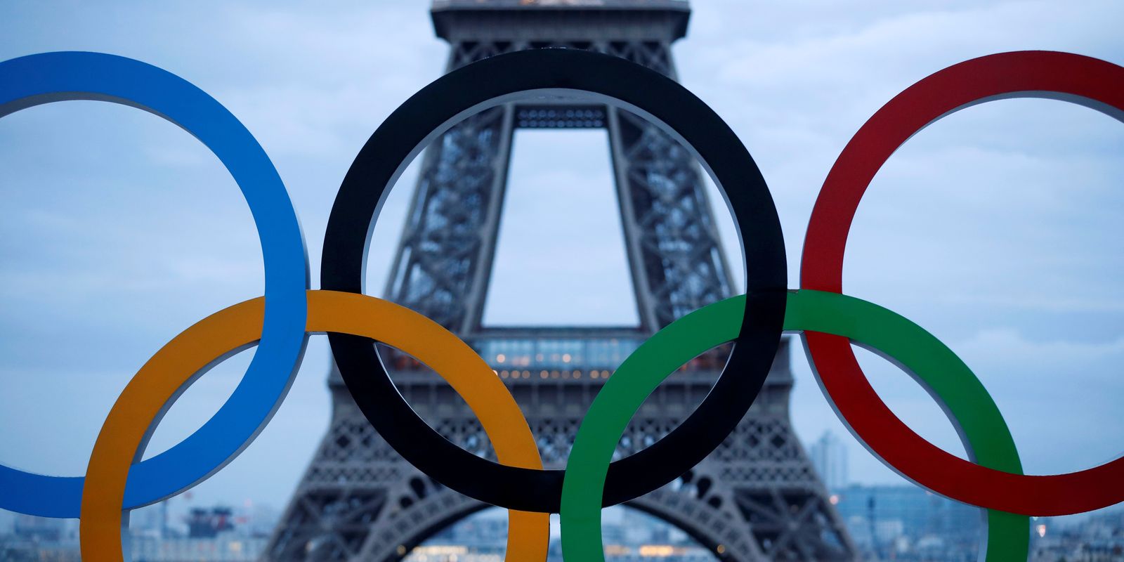 Anéis olímpicos na Praça Trocadero em frente à Torre Eiffel, em Paris
