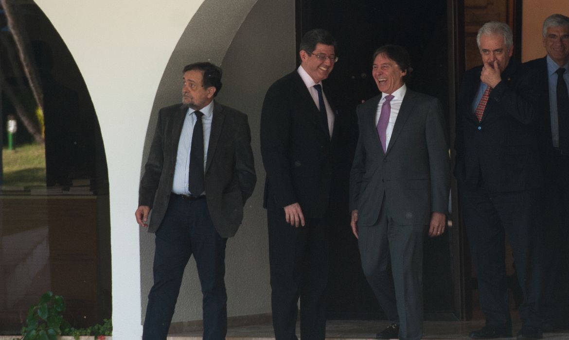 O ministro da fazenda, Joaquim Levy, foi recebido pelo presidente do senado, Renan Calheiros em almoço com autoridades (Fabio Rodrigues Pozzebom/Agência Brasil)