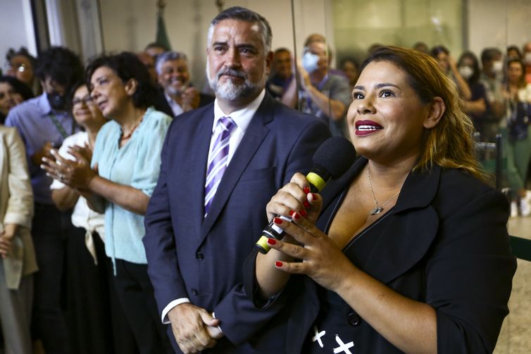 Marcelo Camargo/Agência Brasil O ministro da Secretaria de Comunicação Social da Presidência (Secom), Paulo Pimenta, dá posse à representante dos empregados no Conselho de Administração (Consad) da EBC, Kariane Costa, como presidente da empresa.