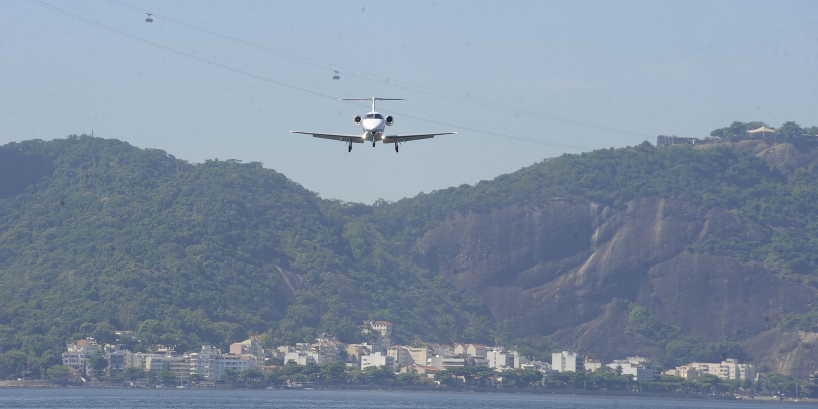 avião pousa no aeroporto Santos Dumont