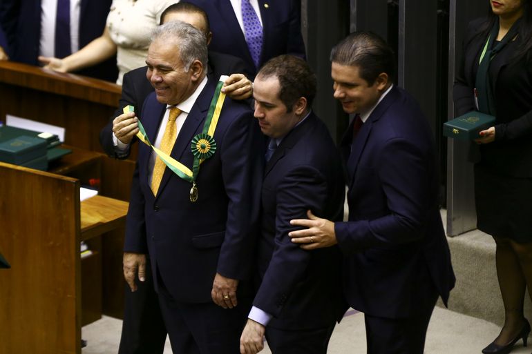 A primeira-dama, Michelle Bolsonaro, e o ministro da saúde, Marcelo  Queiroga, recebem a Medalha Mérito Legislativo da Câmara dos Deputados.