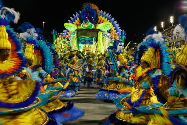 Rio de Janeiro - Desfile da União da Ilha no segundo dia de apresentações do Grupo Especial das Escolas de Samba do Rio, na Sapucaí