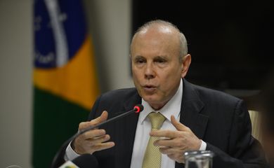 O ministro da Fazenda, Guido Mantega, durante anúncio de medidas econômicas a serem adotadas pelo governo federal (José Cruz/Agência Brasil)