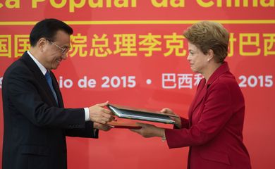 A presidenta Dilma Rousseff e o primeiro-ministro da China, Li Keqiang, durante cerimônia de assinatura de atos, no Palácio do Planalto (Marcelo Camargo/Agência Brasil)