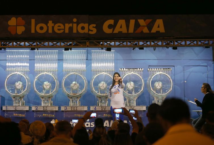 Brasília - O Caminhão da Sorte da Caixa sorteia o concurso 1.986 da Mega-Sena, valendo um prêmio de R$19 milhões, em Samambaia, cidade-satélite de Brasília (Wilson Dias/Agência Brasil)