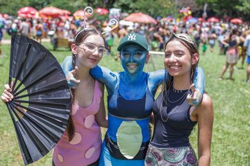 Brasília (DF), 17/02/2026 - As amigas Mariana Junqueira (e), Isis Rocha (c) e Helena de Aragão (e), participam do carnaval de rua no Bloco Calango Careta.
Foto: Joédson Alves/Agência Brasil
