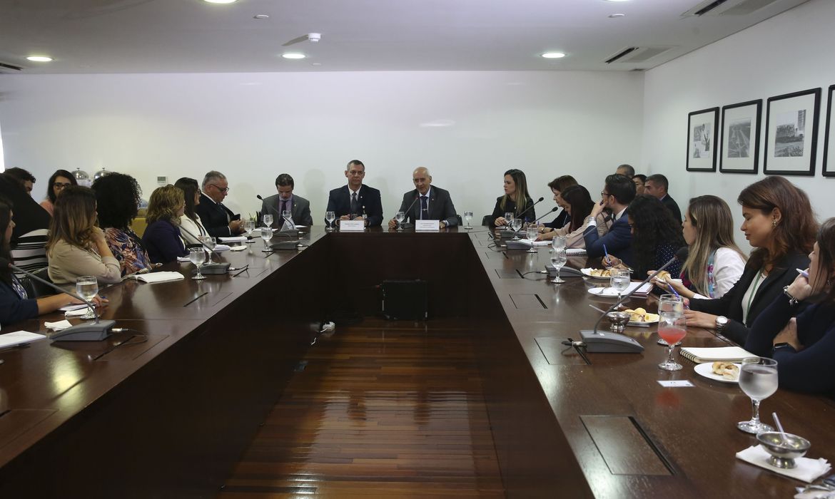 O ministro da Secretaria de Governo, Luiz Eduardo Ramos, toma café da manhã com jornalistas no Palácio do Planalto.