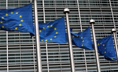 Bandeiras da União Europeia na sede da Comissão Europeia em Bruxelas, Bélgica.