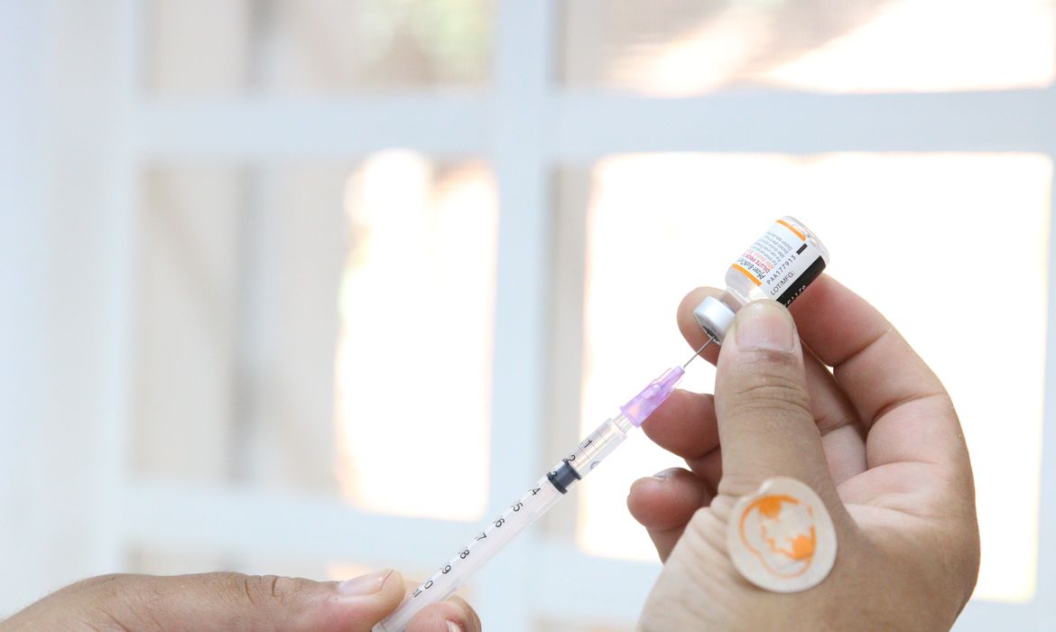 Dose pediátrica da vacina da Pfizer contra covid-19 na Unidade Básica de Saúde - UBS Aldeia Jaraguá Kwaray Djekupe, no Jaraguá.