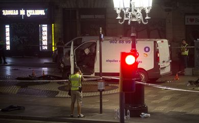 Imagem da van usada em ataque terrorista em Barcelona (Agência Lusa/Direitos Reservados)